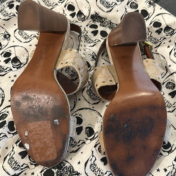 ✨ Coach Rylie Heeled Sandals Jacquard Monogram Signature Beige Neutral Studded ✨ - Picture 6 of 8